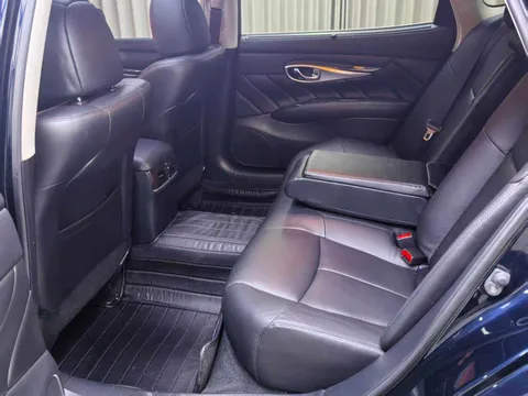 Infiniti Q70