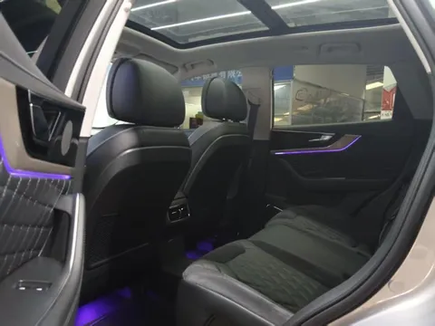 Hongqi HS5