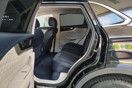 Hongqi HS5