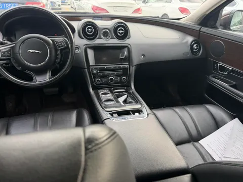 Jaguar XJ