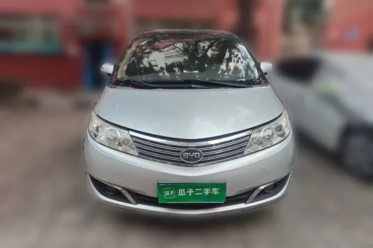 BYD M6