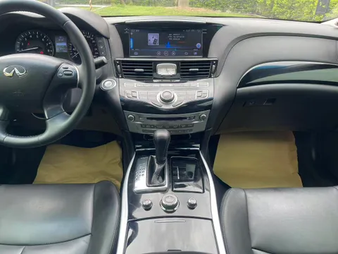 Infiniti Q70