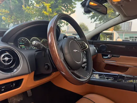 Jaguar XJ