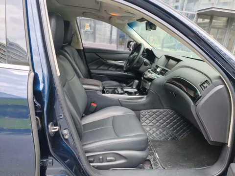 Infiniti Q70