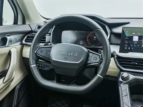 Lynk & Co 06