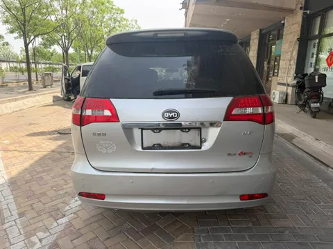 BYD M6