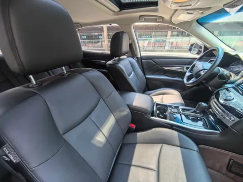 Infiniti Q70