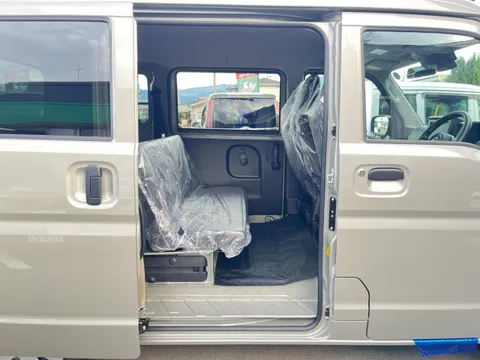 Nissan Clipper Van