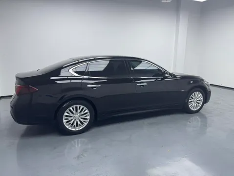 Infiniti Q70