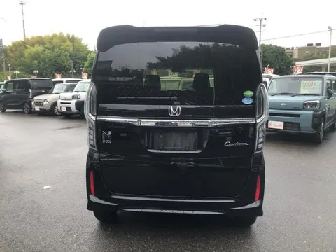Honda N-BOX Custom