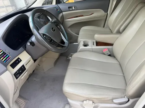 BYD M6