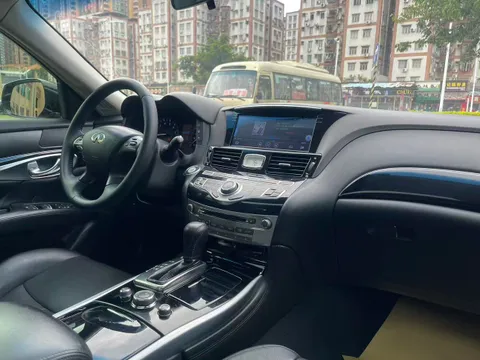Infiniti Q70