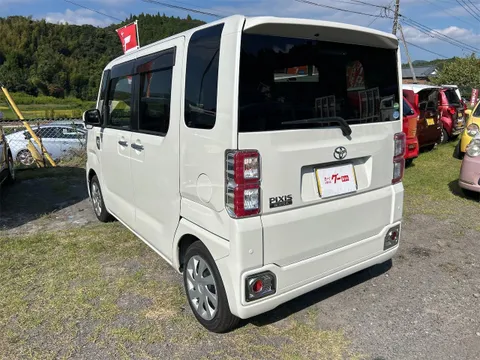 Toyota Pixis Mega