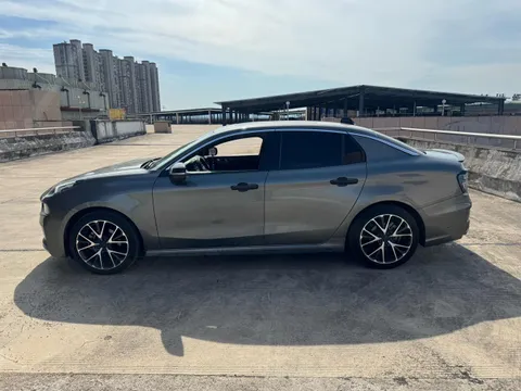 Lynk & Co 03