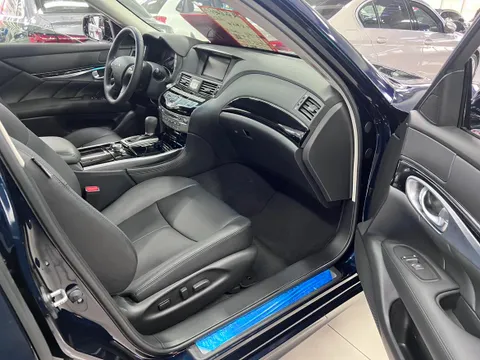 Infiniti Q70