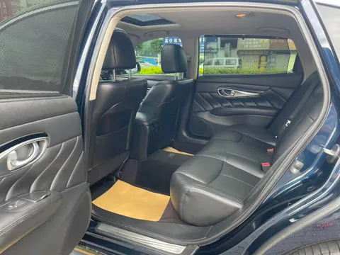 Infiniti Q70
