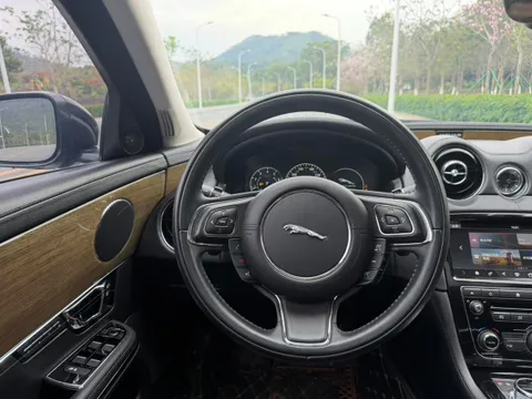 Jaguar XJ