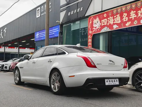 Jaguar XJ