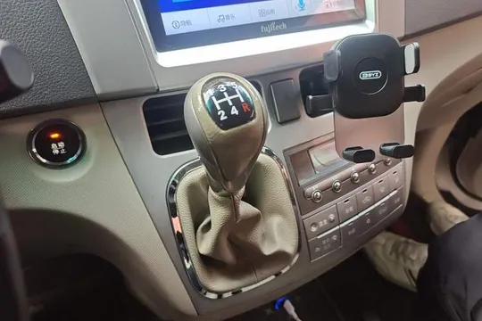 BYD M6
