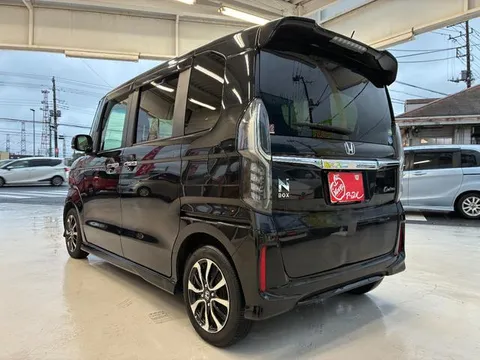 Honda N-BOX Custom