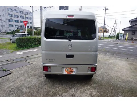 Nissan Clipper Van