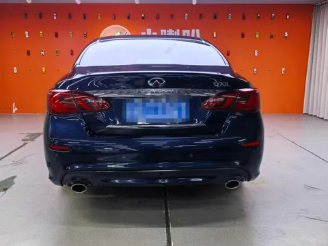 Infiniti Q70