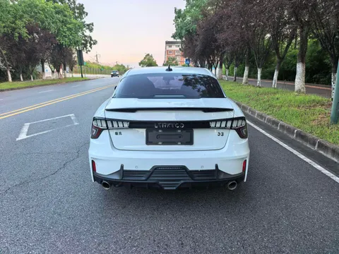 Lynk & Co 03