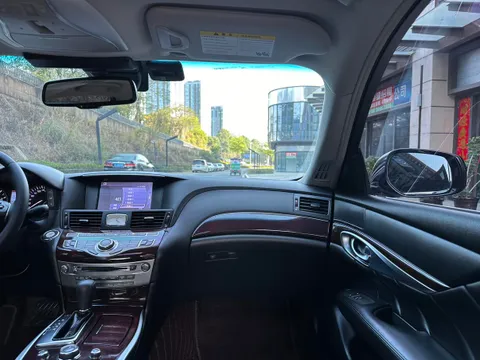 Infiniti Q70
