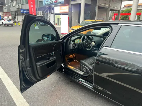 Jaguar XJ