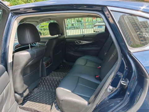Infiniti Q70