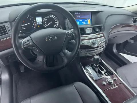 Infiniti Q70