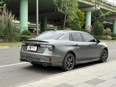 Lynk & Co 03