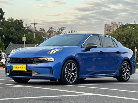 Lynk & Co 03