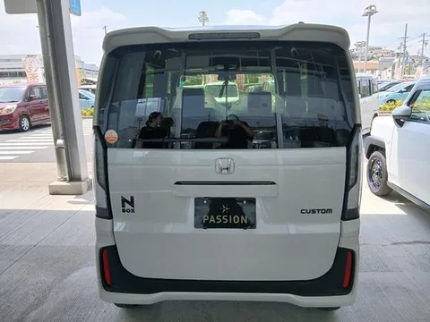 Honda N-BOX Custom