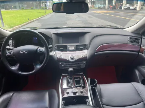 Infiniti Q70