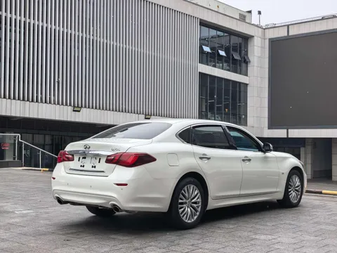 Infiniti Q70