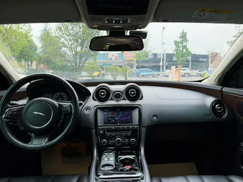 Jaguar XJ