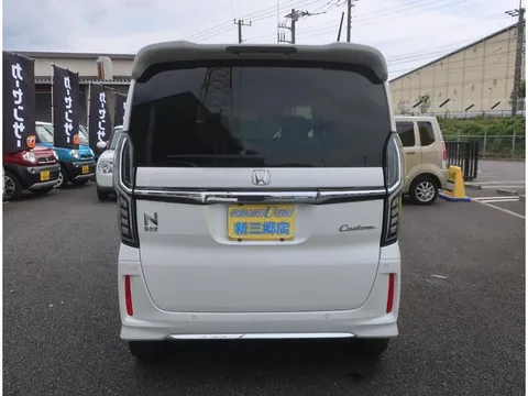 Honda N-BOX Custom