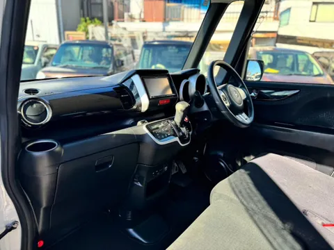Honda N-BOX Custom