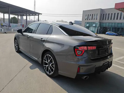 Lynk & Co 03