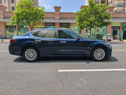 Infiniti Q70