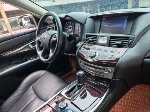 Infiniti Q70