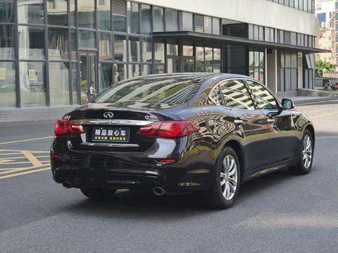Infiniti Q70
