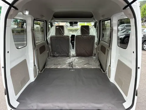 Nissan Clipper Van