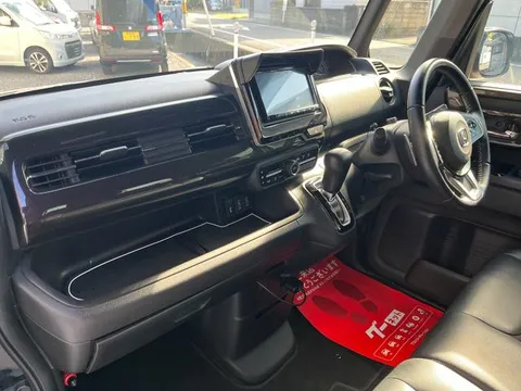 Honda N-BOX Custom