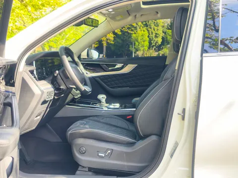Hongqi HS5