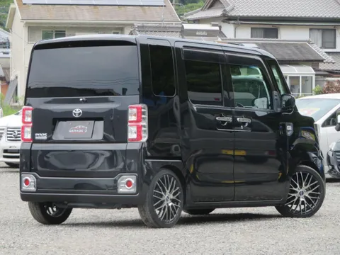Toyota Pixis Mega