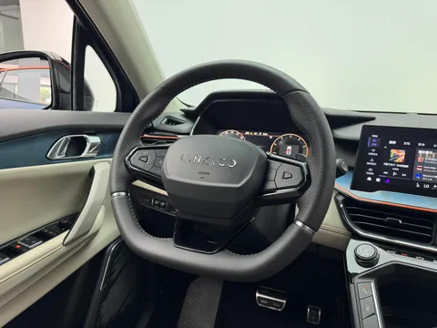 Lynk & Co 06