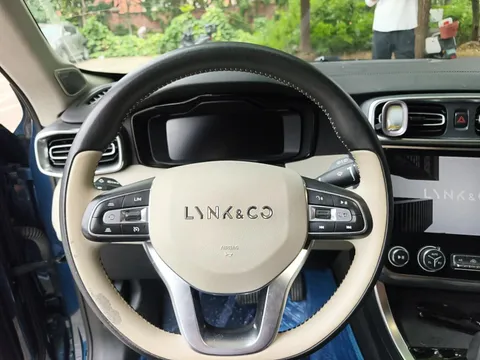 Lynk & Co 01