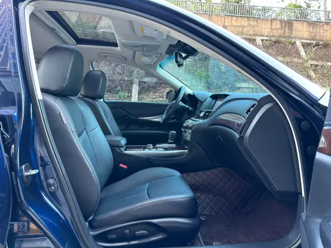 Infiniti Q70